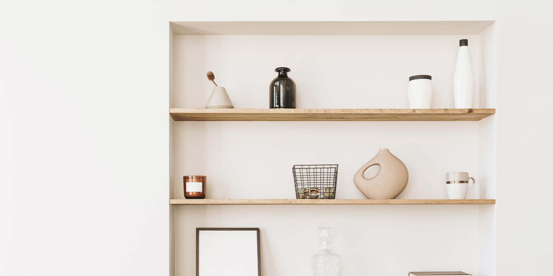白いボトルや水差しが置かれた棚