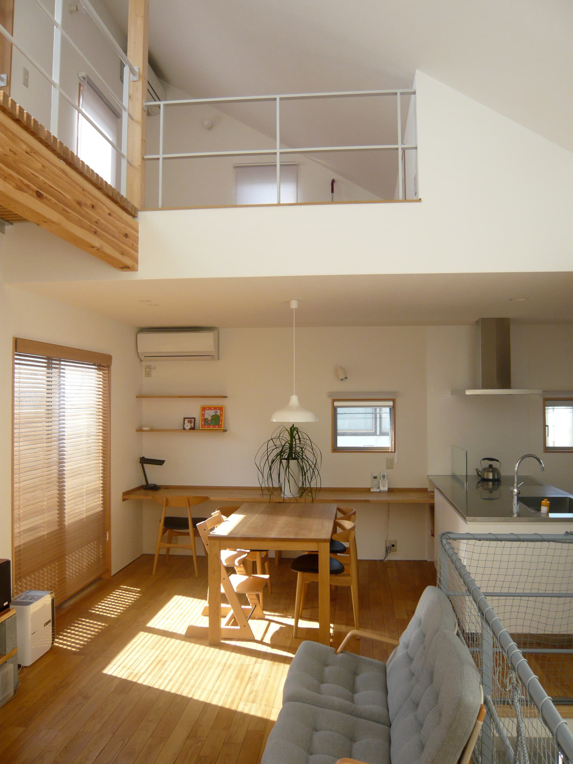 明るく日の差すオープンキッチン